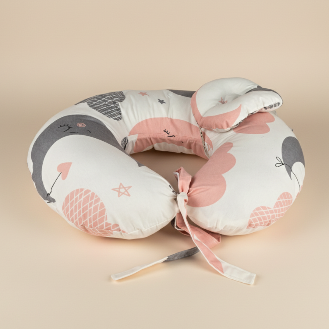 وسادة الرضاعة – روز كلاود - Nursing Pillow – Rose Cloud | Luly Baby - وسادة رضاعة مريحة تدعم وضعية صحية للأم والطفل أثناء الرضاعة