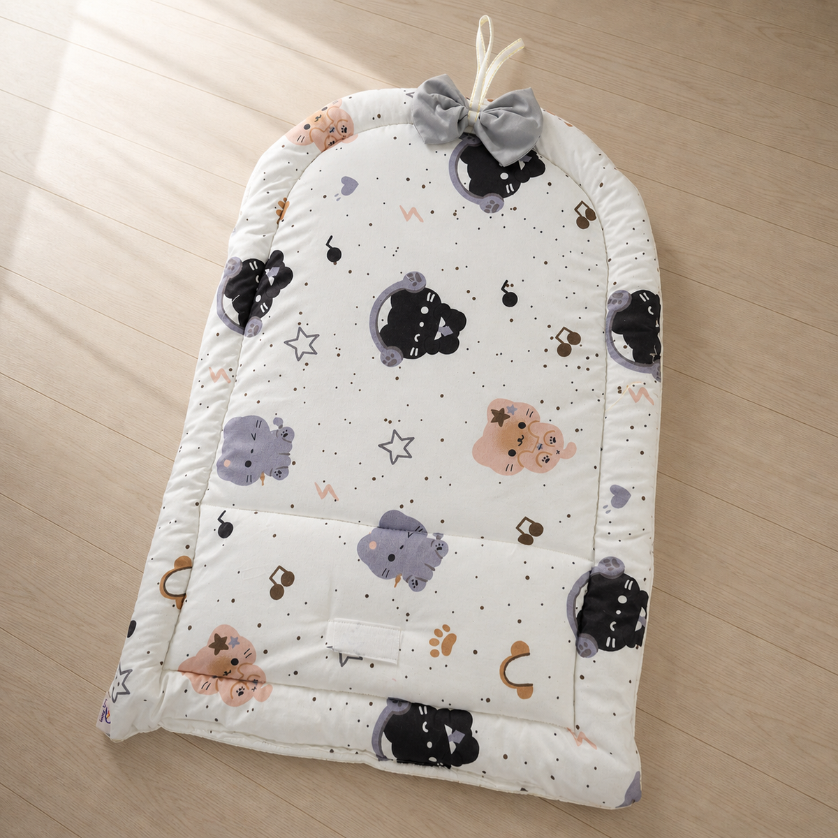 مفرش تغيير كوزي كاتس - Changing Mat – Cozy Cats | Luly Baby - مفرش تغيير حفاضات عملي ومقاوم للماء لتغيير الحفاض بسهولة وأمان