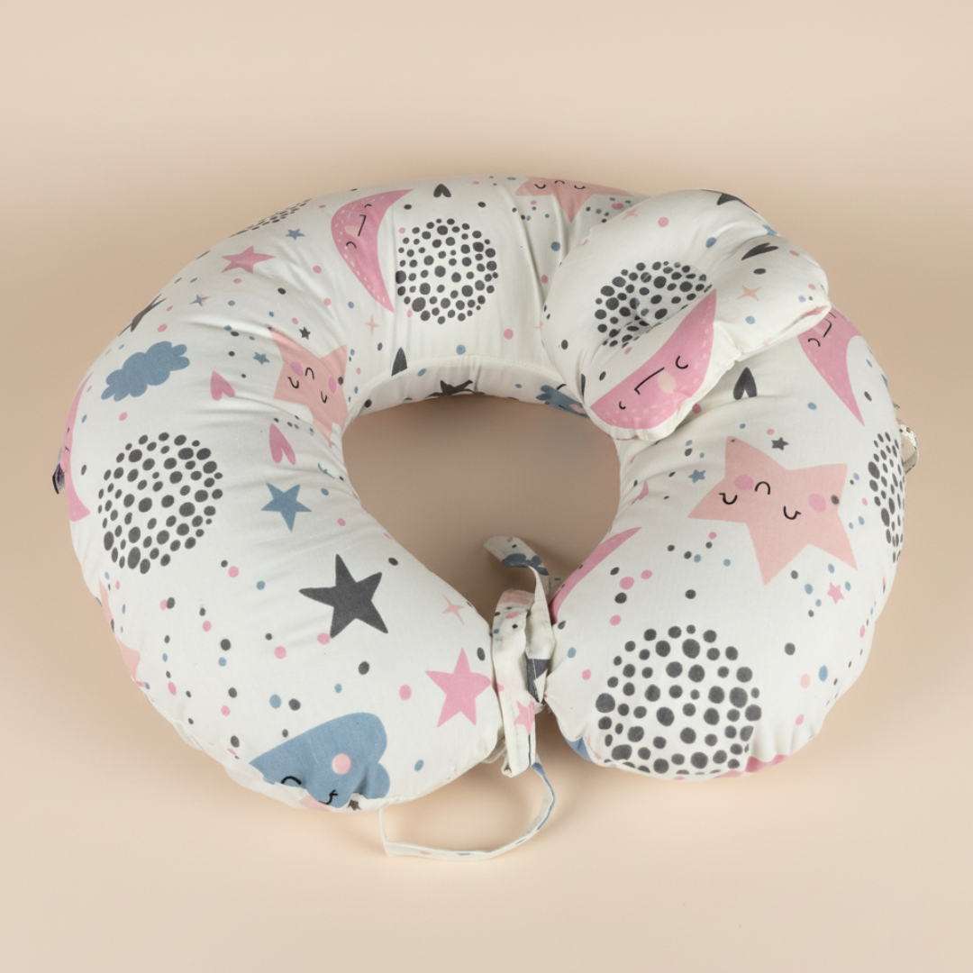 وسادة الرضاعة – نجوم وردية وزرقاء - Nursing Pillow – Pink Stars | Luly Baby - وسادة رضاعة مريحة تدعم وضعية صحية للأم والطفل أثناء الرضاعة