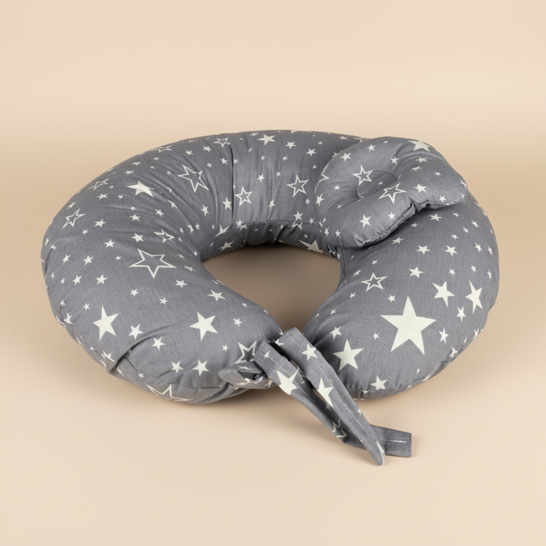 وسادة الرضاعة - نمط نجمة رمادية - Nursing Pillow – Gray star | Luly Baby - وسادة رضاعة مريحة تدعم وضعية صحية للأم والطفل أثناء الرضاعة