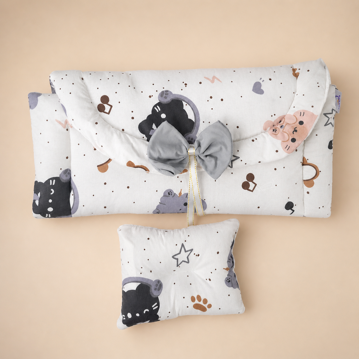 مفرش تغيير كوزي كاتس - Changing Mat – Cozy Cats | Luly Baby - مفرش تغيير حفاضات عملي ومقاوم للماء لتغيير الحفاض بسهولة وأمان
